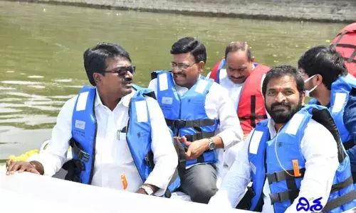 మంత్రుల మెప్పు కోసం ఆరాటం.. నేటికీ బయటకు తీయని స్పీడ్ బోట్లు