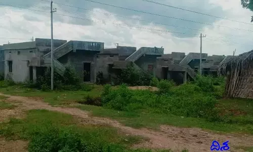 అసాంఘిక కార్యకలాపాలకు అడ్డాగా ఆ ఇండ్లు..!