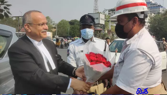 Telangana News: ట్రాఫిక్ హోమ్ గార్డ్ను సత్కరించిన సీజే Telangana News: ట్రాఫిక్ హోమ్ గార్డ్ను సత్కరించిన సీజే