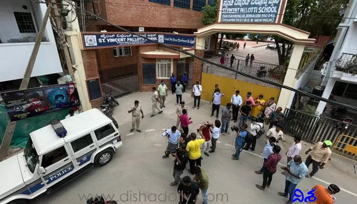 Bomb Threats: బెంగళూరులో 7 పాఠశాలలకు బాంబు బెదిరింపులు Bomb Threats: బెంగళూరులో 7 పాఠశాలలకు బాంబు బెదిరింపులు