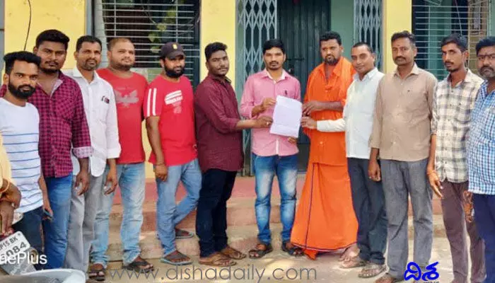 పాఠశాలకు రాకుండానే హాజరు.. వంటమనిషి చేత చదువులు పాఠశాలకు రాకుండానే హాజరు.. వంటమనిషి చేత చదువులు