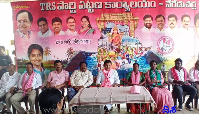 గవర్నర్ రాష్ట్రంలో రాజకీయాలు చేస్తోంది.. టీఆర్ఎస్ ఎమ్మెల్యే గవర్నర్ రాష్ట్రంలో రాజకీయాలు చేస్తోంది.. టీఆర్ఎస్ ఎమ్మెల్యే