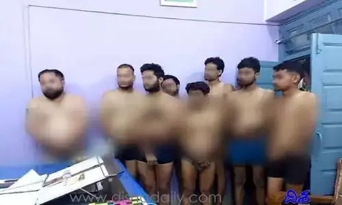 జర్నలిస్టును అండర్‌వేర్‌తో నిలబెట్టిన పోలీసులు