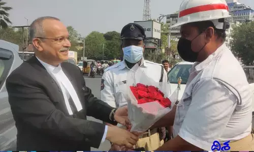 Telangana News: ట్రాఫిక్​ హోమ్ గార్డ్‌ను సత్కరించిన సీజే