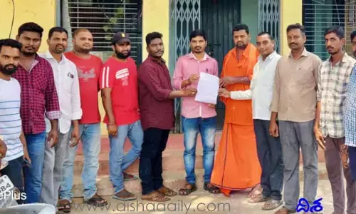 పాఠశాలకు రాకుండానే హాజరు.. వంటమనిషి చేత చదువులు