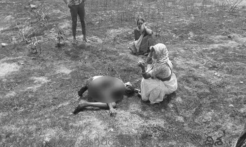 దారుణం: మొక్కజొన్న సొప్పకు నిప్పు పెడుతుండగా..