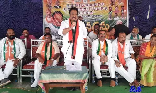 కేసీఆర్‌కు చేతకాక ధర్నాలు.. ఇలాంటివి ఎక్కడైనా చూసామా?: బీజేపీ నేత ఫైర్