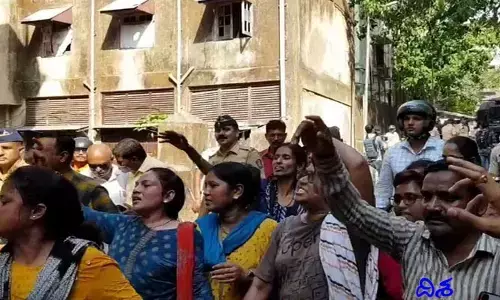 శరద్ పవార్ ఇంటి ముందు ఆర్టీసీ ఉద్యోగుల ఆందోళన