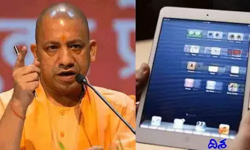 యూపీలో విద్యార్థులకు ట్యాబ్‌లు, స్మార్ట్ ఫోన్ల పంపిణీ