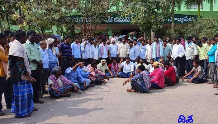 ప్రభుత్వం, అధికారులు నాటకాలాడుతున్నారు.. ఒక్కరోజులో ధర ఎలా తగ్గుతుంది: రైతులు ప్రభుత్వం, అధికారులు నాటకాలాడుతున్నారు.. ఒక్కరోజులో ధర ఎలా తగ్గుతుంది: రైతులు