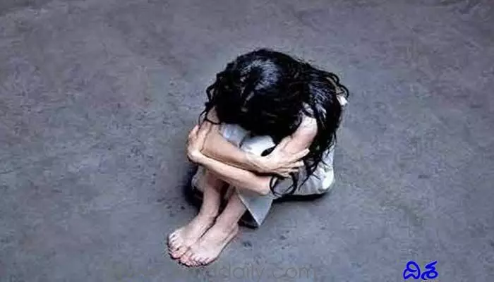 దానికి భయపడి బాయ్ ఫ్రెండ్తో బాలిక జంప్.. కానీ, అతడు చేసిన పనికి షాక్! దానికి భయపడి బాయ్ ఫ్రెండ్తో బాలిక జంప్.. కానీ, అతడు చేసిన పనికి షాక్!