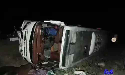 బస్సు బోల్తా... అందులో 28 మంది ప్రయాణికులు