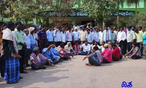 ప్రభుత్వం, అధికారులు నాటకాలాడుతున్నారు.. ఒక్కరోజులో ధర ఎలా తగ్గుతుంది: రైతులు