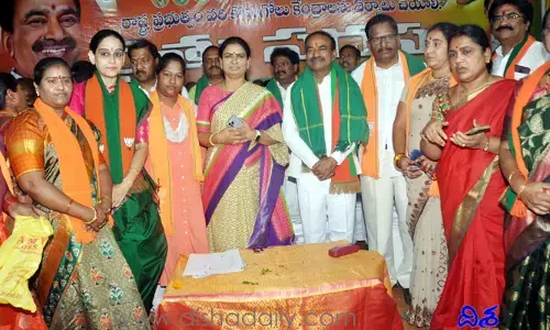సోయి దప్పి వడ్ల పంచాయితీ.. జనం నవ్వుకుంటున్నరు : డీకే అరుణ ఫైర్
