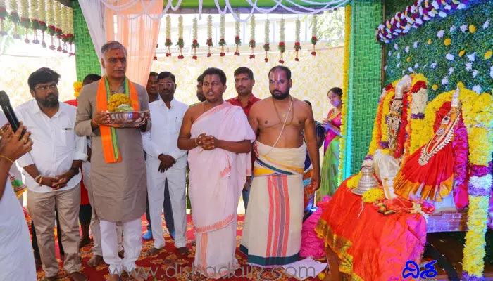 చింతమడకలో.. కన్నుల పండుగగా పట్టాభి రాముని కళ్యాణం చింతమడకలో.. కన్నుల పండుగగా పట్టాభి రాముని కళ్యాణం