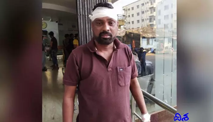 ఆప్ అధ్యక్షుడిపై దాడి చేసిన మైనర్లు.. నిరసన చేసి వస్తుండగా.. ఆప్ అధ్యక్షుడిపై దాడి చేసిన మైనర్లు.. నిరసన చేసి వస్తుండగా..