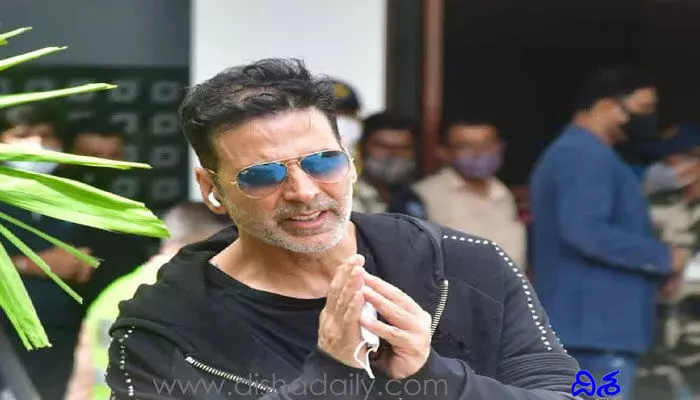 Akshay Kumar: నీటిలో పడిపోయిన హీరో ఫ్రెండ్ సీరియస్ .. భార్యకు కూడా.. Akshay Kumar: నీటిలో పడిపోయిన హీరో ఫ్రెండ్ సీరియస్ .. భార్యకు కూడా..