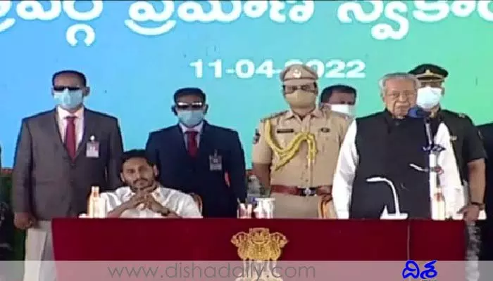 AP Cabinet: ప్రమాణ స్వీకారంలో ఆసక్తికర ఘటనలు.. కొత్త సంప్రదాయానికి తెరలేపిన జగన్!