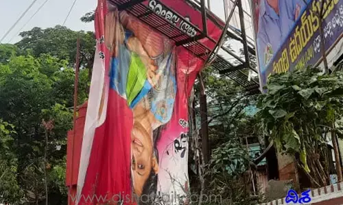 Telangana News: మరోసారి తెరపైకి వర్గపోరు.. అది కావాలనే చింపేశారా?