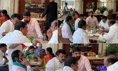 TRS : స్టార్ హోటల్‌లో టీఆర్ఎస్ నేతల విందు.. ట్రోల్స్ చేస్తోన్న నెటిజన్లు
