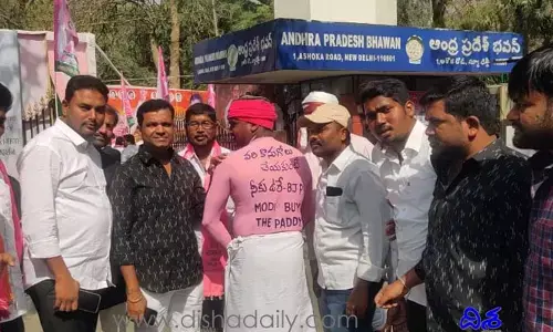 Telangana News: వరి కొనుగోలు చేయకుంటే నీకు ఉరే వేషధారణతో నిరసన..