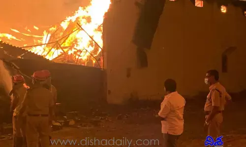 టెస్కో గోదాంలో భారీ అగ్ని ప్రమాదం.. 30 కోట్ల విలువైన వస్త్రాలు దగ్ధం