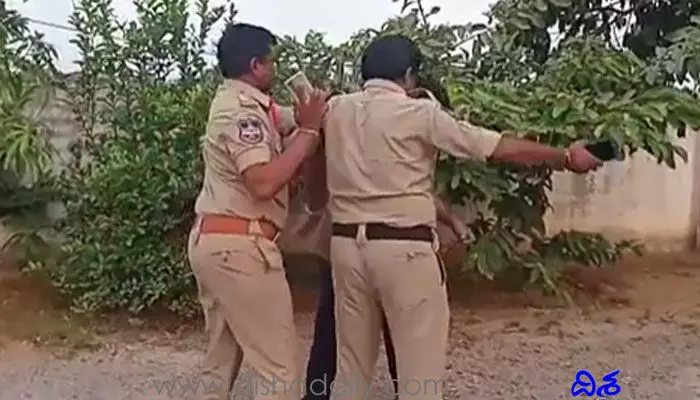 నిందితునిపై చేయి చేసుకున్న ఎస్సై.. ఆగ్రహిస్తున్న తండా వాసులు నిందితునిపై చేయి చేసుకున్న ఎస్సై.. ఆగ్రహిస్తున్న తండా వాసులు