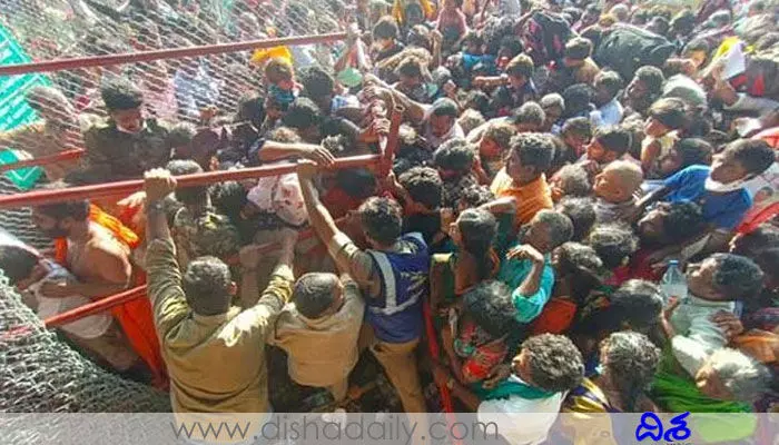 Tirumala: తిరుమలలో ఉద్రిక్తత.. టోకెన్ల కోసం తోపులాట Tirumala: తిరుమలలో ఉద్రిక్తత.. టోకెన్ల కోసం తోపులాట