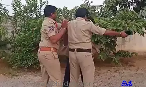 నిందితునిపై చేయి చేసుకున్న ఎస్సై.. ఆగ్రహిస్తున్న తండా వాసులు