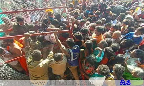 Tirumala: తిరుమలలో ఉద్రిక్తత.. టోకెన్ల కోసం తోపులాట