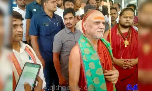 Yadadri: యాదాద్రిని దర్శించుకున్న శ్రీ శారదా పీఠాధిపతి..