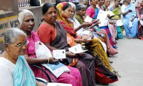 Telangana News: పింఛన్లకు డబ్బుల్లేవ్.. నిధుల కొరతతో ఆలస్యం