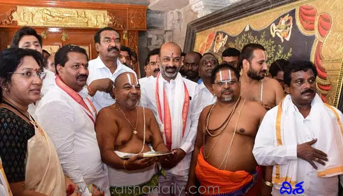 Bandi Sanjay: యాదాద్రి లో బండి సంజయ్ కి చుక్కెదురు Bandi Sanjay: యాదాద్రి లో బండి సంజయ్ కి చుక్కెదురు