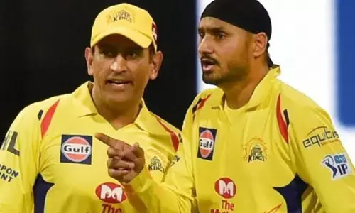 Harbhajan Vs Dhoni: కప్ ఒక్కడి వల్ల రాలేదు... లస్సీ తాగడానికి వెళ్లామా? ధోనీపై హర్భజన్ సెన్సేషనల్ కామెంట్స్