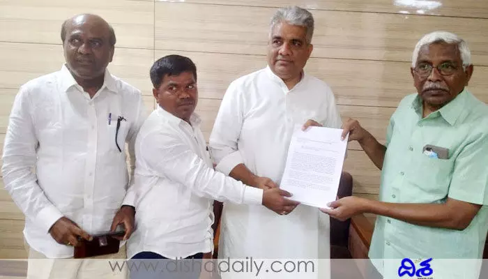 TRS సర్కార్కు అనూహ్య షాక్.. ఆధారాలతో ఢిల్లీ వెళ్లిన ప్రొఫెసర్ కోదండరాం TRS సర్కార్కు అనూహ్య షాక్.. ఆధారాలతో ఢిల్లీ వెళ్లిన ప్రొఫెసర్ కోదండరాం