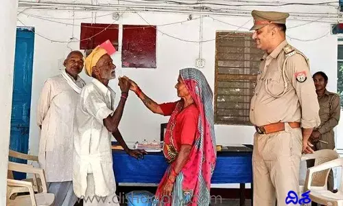 Viral Video: వృద్ధ దంపతుల త‌గాదాను ఇలా తీర్చిన‌ పోలీసులు.. వీడియో వైర‌ల్‌!