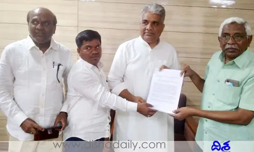 TRS సర్కార్‌కు అనూహ్య షాక్.. ఆధారాలతో ఢిల్లీ వెళ్లిన ప్రొఫెసర్ కోదండరాం