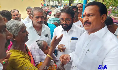 Telangana News: కొడుకులు పట్టించుకోవడం లేదు బిడ్డా.. బాధపడకు పెన్షన్ వచ్చేలా చేస్తా..
