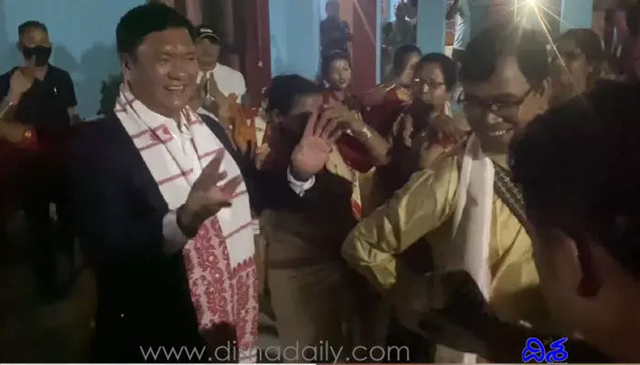 CM Dance Video: సంప్రదాయ నృత్యం చేసిన సీఎం.. వీడియో వైరల్ CM Dance Video: సంప్రదాయ నృత్యం చేసిన సీఎం.. వీడియో వైరల్