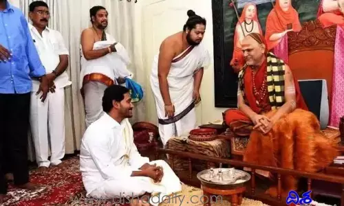 సీఎంల నుంచి మంత్రుల వరకు... స్వామీజీకి ఎందుకింత డిమాండ్!