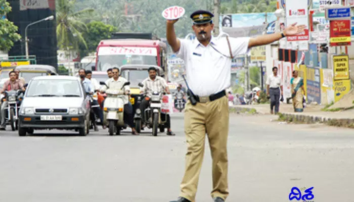 Traffic: న్యూయర్ వేళ నగరంలో ట్రాఫిక్ ఆంక్షలు Traffic: న్యూయర్ వేళ నగరంలో ట్రాఫిక్ ఆంక్షలు