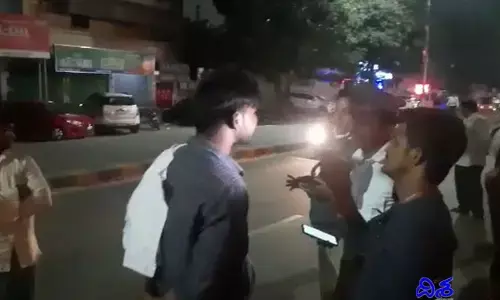 తాగి ఊగుతూ పోలీసులకే రూల్స్ నేర్పుతున్న డాక్టర్... వీడియో వైరల్