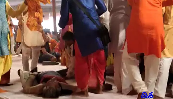 కొబ్బరికాయల కోసం తొక్కిసలాట.. ఊపిరిడాకపోవడంతో 17 మంది... (వీడియో) కొబ్బరికాయల కోసం తొక్కిసలాట.. ఊపిరిడాకపోవడంతో 17 మంది... (వీడియో)