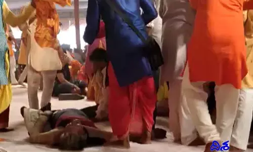 కొబ్బరికాయల కోసం తొక్కిసలాట.. ఊపిరిడాకపోవడంతో 17 మంది... (వీడియో)