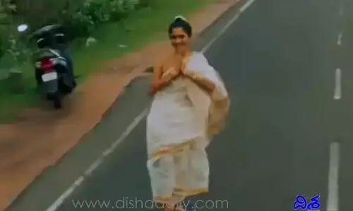చీర క‌ట్టుకొని న‌డిరోడ్డుపైన అలా.. అంతా షాకయ్యారు! (వీడియో)