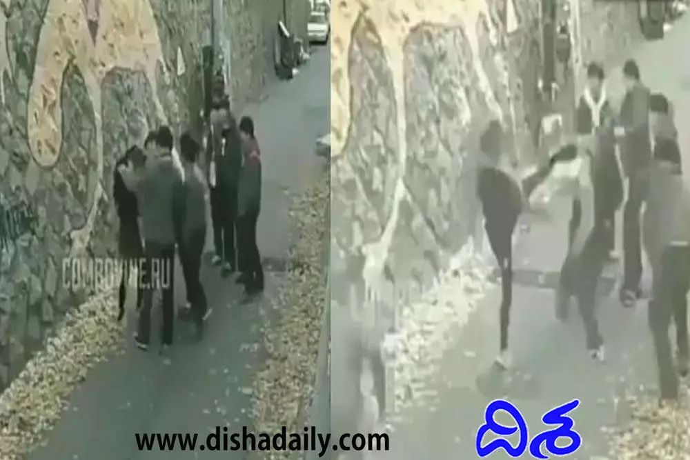 అడ్డగించిన 6 మంది మగాళ్లని చితక్కొట్టిన అమ్మాయి.. అవాక్కయ్యే వీడియో! అడ్డగించిన 6 మంది మగాళ్లని చితక్కొట్టిన అమ్మాయి.. అవాక్కయ్యే వీడియో!