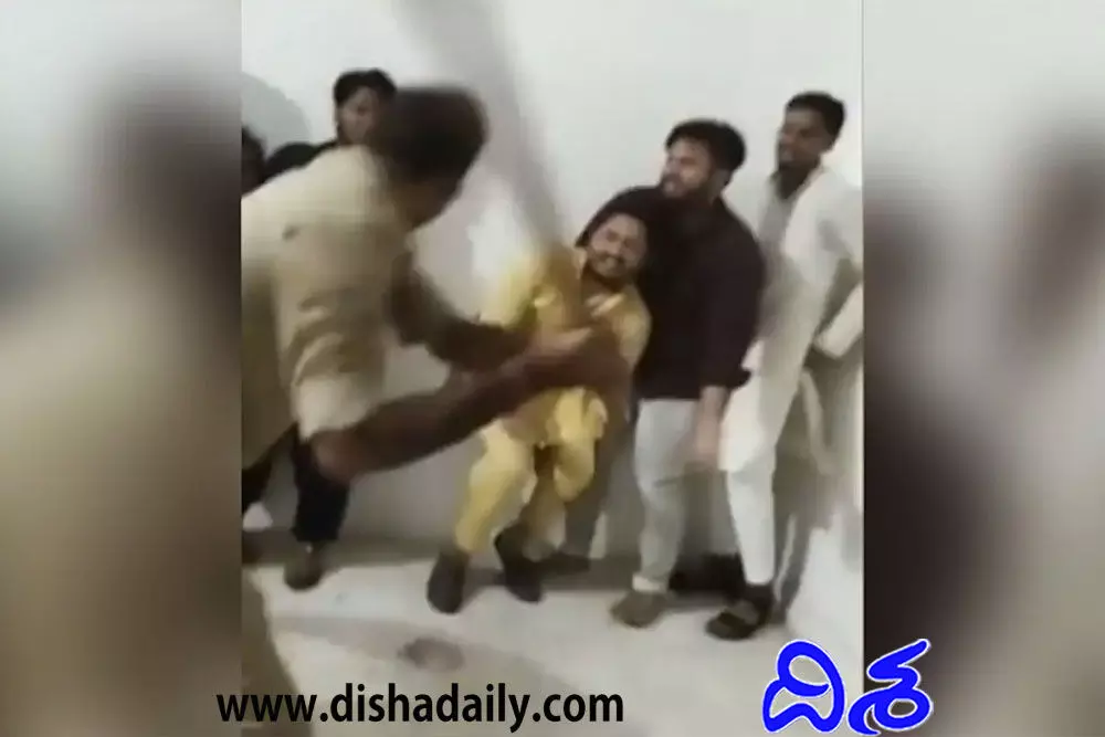 రిటర్న్ గిఫ్ట్ అని స్టేషన్లో ఇరగ్గొట్టారు.. అడిగితే, మాకేంతెలియదన్న పోలీస్ బాసు! (వీడియో) రిటర్న్ గిఫ్ట్ అని స్టేషన్లో ఇరగ్గొట్టారు.. అడిగితే, మాకేంతెలియదన్న పోలీస్ బాసు! (వీడియో)