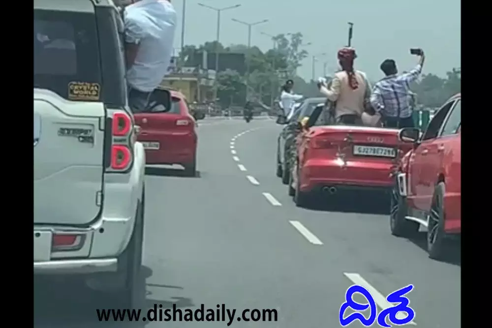 కారులో పెళ్లికొడుకు డ్యాన్స్.. కట్చేస్తే, రూ.2 లక్షలు ఫైన్..!? (వీడియో) కారులో పెళ్లికొడుకు డ్యాన్స్.. కట్చేస్తే, రూ.2 లక్షలు ఫైన్..!? (వీడియో)