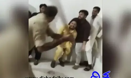 రిట‌ర్న్ గిఫ్ట్‌ అని స్టేష‌న్లో ఇర‌గ్గొట్టారు.. అడిగితే, మాకేంతెలియ‌ద‌న్న పోలీస్ బాసు! (వీడియో)