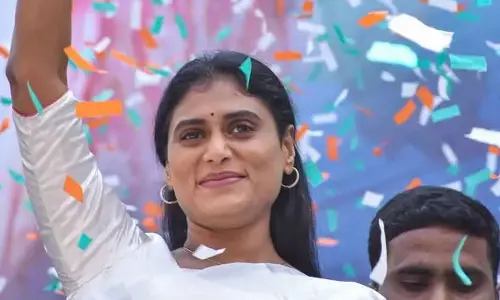 YS Sharmila Drives Auto In Khammam